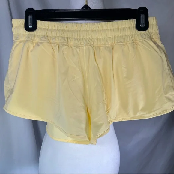 Offline By Aerie 2" Hot Stuff Shorts Butter Yellow Medium Lightweight Gym Run - Picture 2 of 8